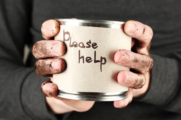 Dakloze man vraagt om hulp, op zwarte achtergrond close-up — Stockfoto