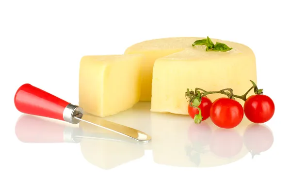 Queso mozzarella rebanado con verduras aisladas en blanco — Foto de Stock