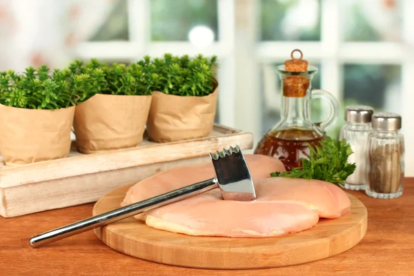 Composition de viande crue, légumes et épices sur table en bois close-up — Photo