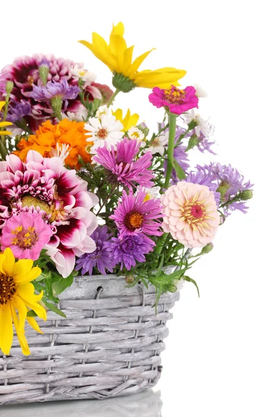 Bellissimo bouquet di fiori luminosi in cesto isolato su bianco — Foto Stock