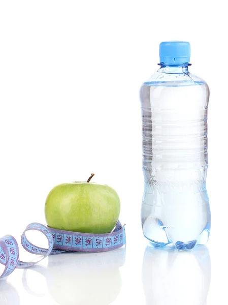 Μπουκάλι νερό, μήλο και μετρώντας ταινία που απομονώνονται σε λευκό — Φωτογραφία Αρχείου