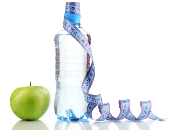 Láhev vody, jablko a vyměřuji izolovaných na bílém — Stock fotografie