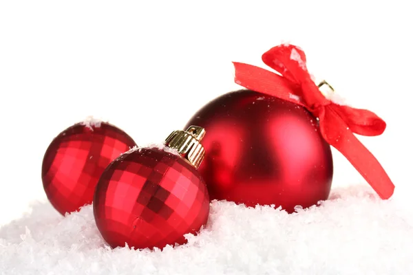 Bolas vermelhas bonitas do Natal na neve, isoladas no branco — Fotografia de Stock