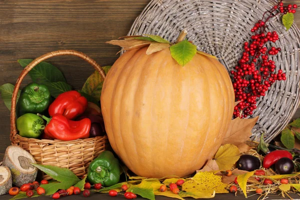 Uitstekende Herfst Stilleven met pompoen op houten tafel op houten CHTERGRO — Stockfoto