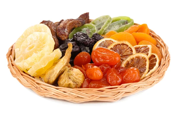 Frutta secca su piatto di vimini isolato su bianco — Foto Stock