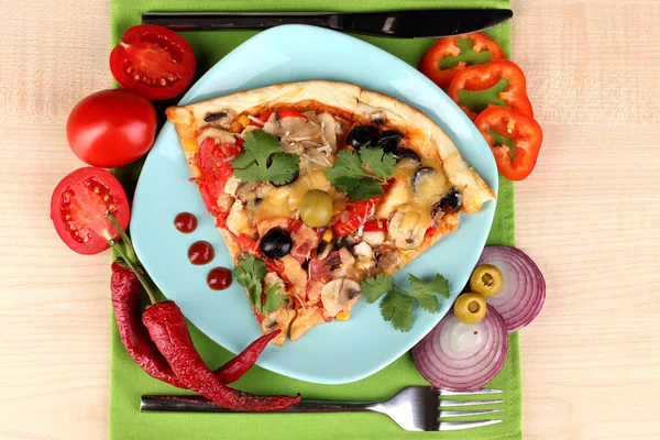 Lezzetli dilim pizza malzemelerle yakın çekim etrafında renkli plaka üzerinde — Stok fotoğraf