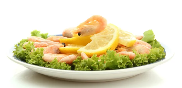 Boiled shrimps with lemon and lettuce leaves on plate, isolated on white — Stock Photo, Image