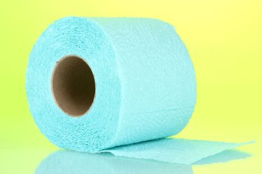 yeşil zemin üzerine mavi rulo tuvalet kağıdı