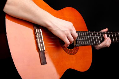 ellerinde siyah izole gitar