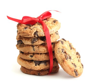 çikolata Çerezler üzerinde beyaz izole kırmızı kurdele ile patates kızartması