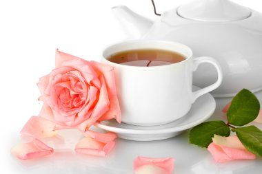 çaydanlık ve çay ile üzerine beyaz izole gül