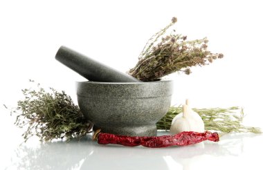 harç ve sebzeler, isolatrd beyaz üzerinde kurumuş otlar