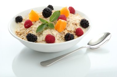 çilek, beyaz izole lezzetli yulaf ezmesi