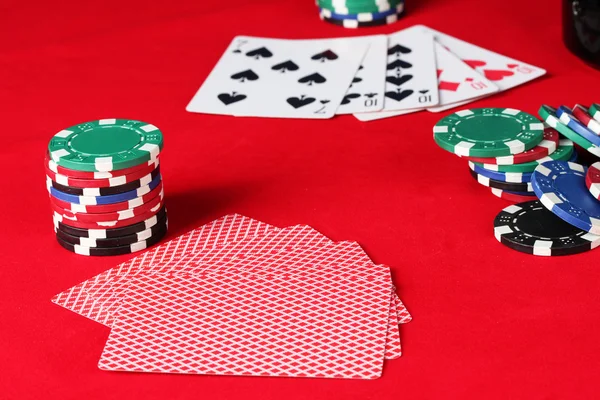 Iskambil ile kırmızı poker masasında. kare bir arada — Stok fotoğraf