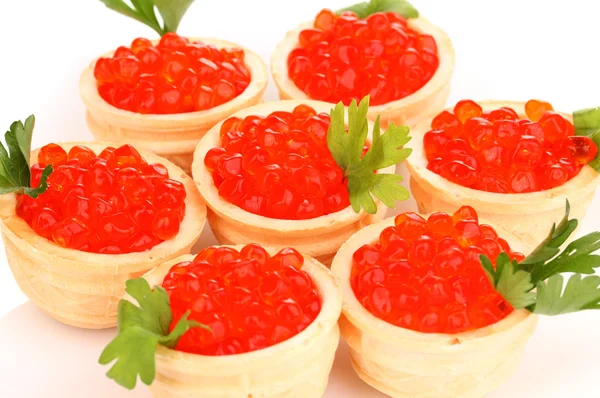 Tartlets beyaz tabak yakın tarih içinde kırmızı havyar — Stok fotoğraf