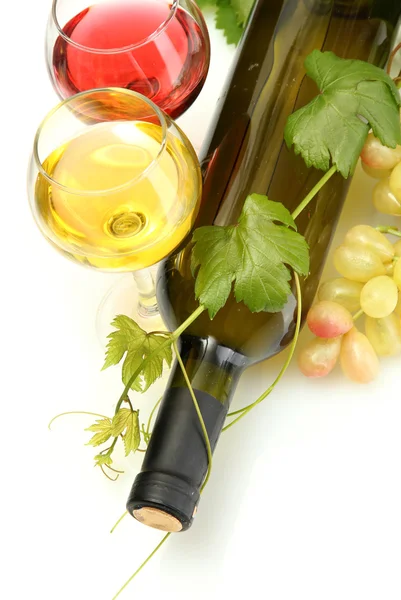 Garrafa e copos de vinho e uvas maduras isoladas em branco — Fotografia de Stock