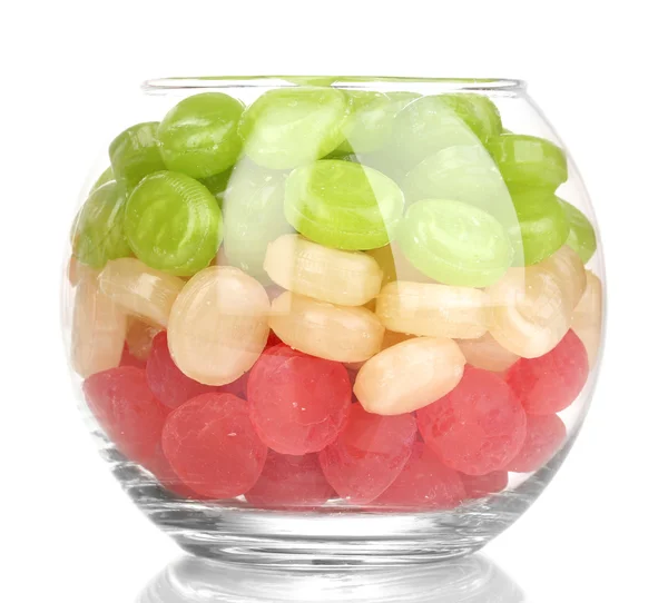 Caramelos de color en vidrio aislado en blanco — Foto de Stock
