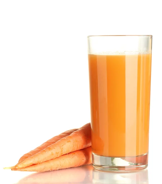 Vaso de jugo de zanahoria y zanahorias frescas aisladas en blanco — Foto de Stock