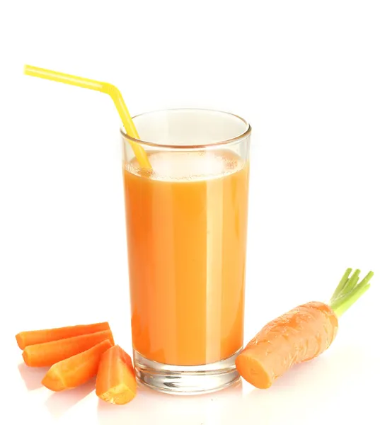 Verre de jus de carotte et de carotte fraîche isolé sur blanc — Photo