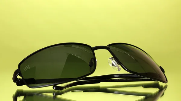 Солнечные очки на зеленом фоне — стоковое фото