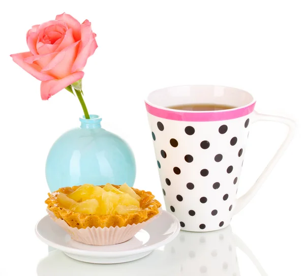 Süße Torte mit einer Tasse Tee isoliert auf weiß — Stockfoto