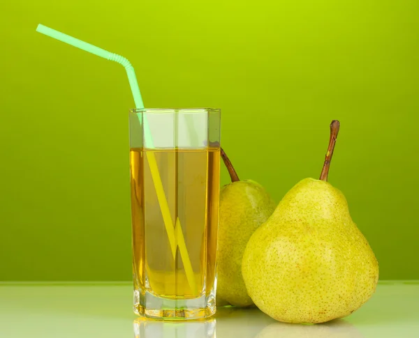 Pear juice in a glass on green background — Stockfoto