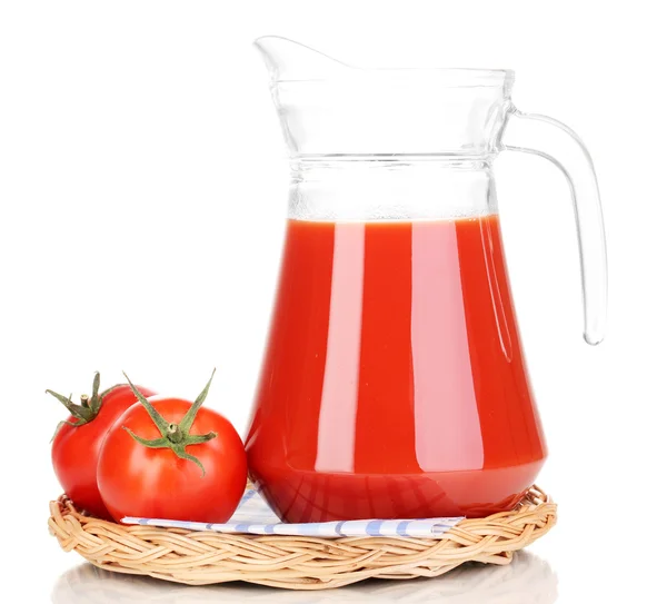 Ντομάτα χυμό το κανάτι σε λυγαριά χαλί που απομονώνονται σε λευκό — Φωτογραφία Αρχείου