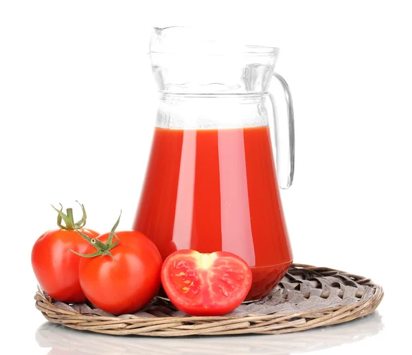 Jugo de tomate en jarra sobre estera de mimbre aislada sobre blanco — Foto de Stock