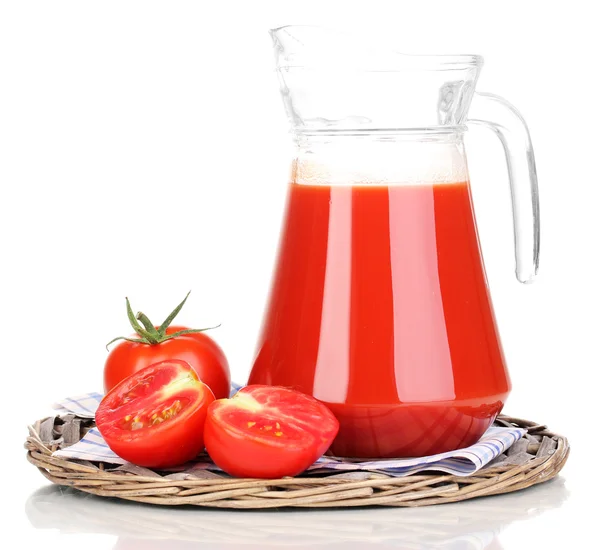 Ντομάτα χυμό το κανάτι σε λυγαριά χαλί που απομονώνονται σε λευκό — Φωτογραφία Αρχείου