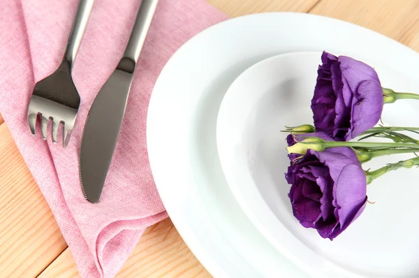 Geschirr mit Blume auf heller Serviette in Nahaufnahme — Stockfoto