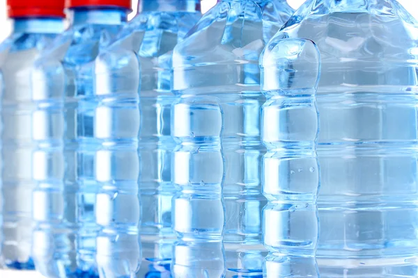 Wasserflaschen aus Plastik in Großaufnahme — Stockfoto