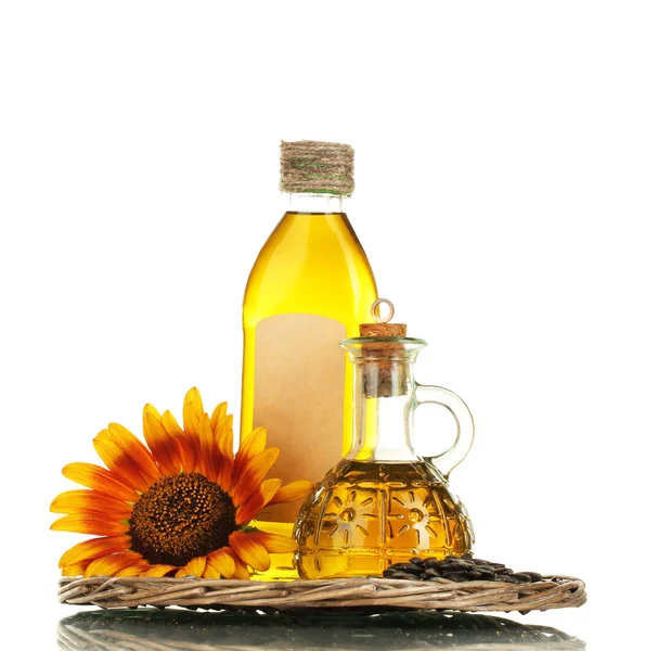 Aceite en botellas, girasol y semillas aisladas en blanco — Foto de Stock