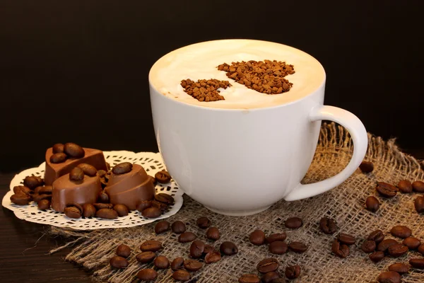 Latte auf Holztisch auf braunem Hintergrund — Stockfoto