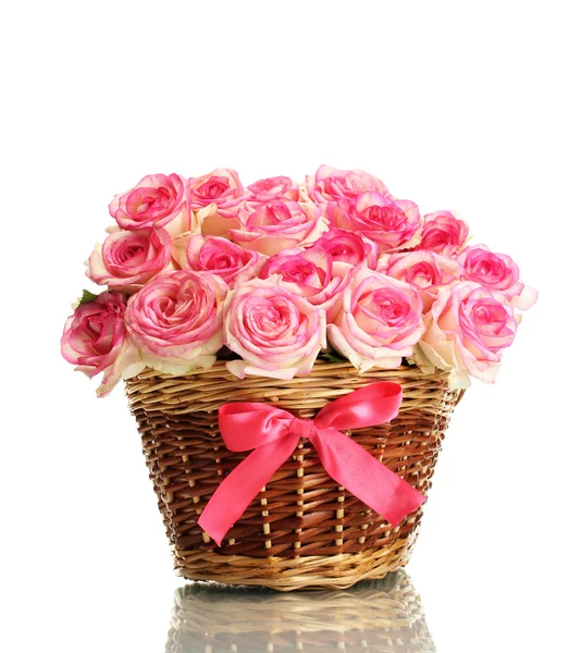 束美丽的粉红色玫瑰在篮子里上白色, 隔离 — 图库照片