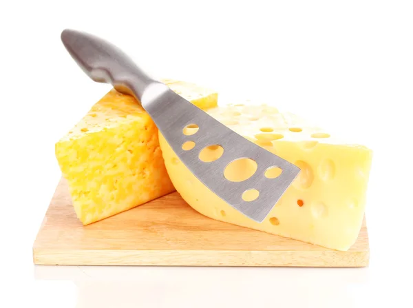 おいしいチーズ、白で隔離される木製のボード上にナイフ — ストック写真