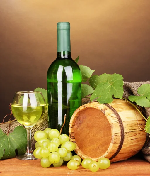 Flasche großer Wein mit Glas und Oktave auf Holztisch auf braunem Backgro — Stockfoto