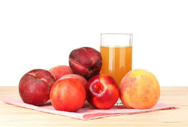 Ripe peaches and juice on wooden table on white background — Stock Photo, Image