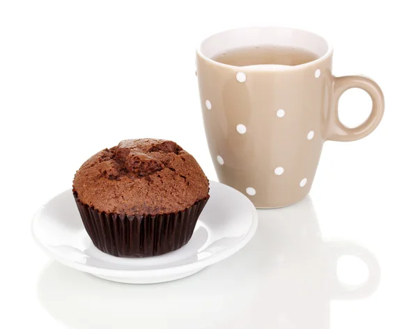 Muffin fresco com chá isolado em branco — Fotografia de Stock