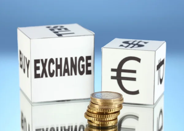 Forex. valuta nei dadi bianchi su sfondo blu — Foto Stock