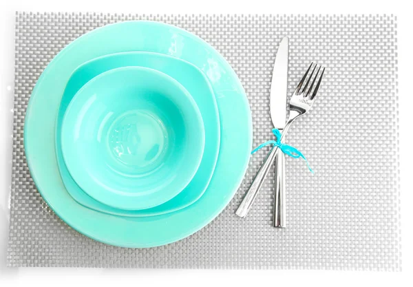 Assiettes vides bleues avec fourchette et couteau sur une nappe grise — Photo