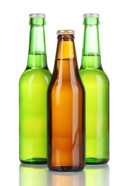 Üç şişe bira üzerine beyaz izole