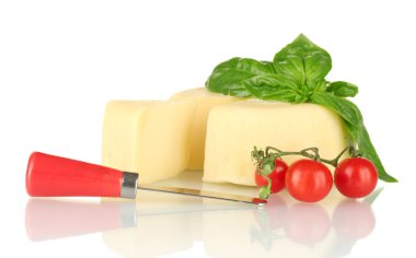 sebzeler üzerinde beyaz izole Mozzarella peyniri dilimlenmiş