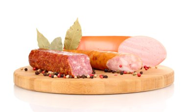 doğrama kurulu üzerinde beyaz izole olarak lezzetli sosis