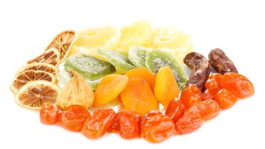 Kurumuş meyveler beyazda izole edilmiş.