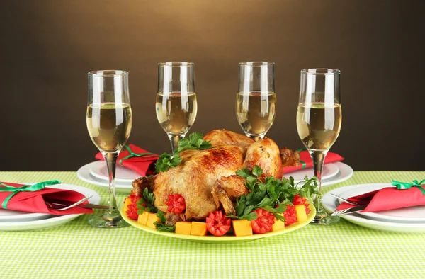 ロースト チキンのクローズ アップの宴会テーブル。感謝祭の日 — ストック写真