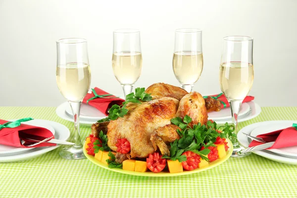 Banquet table with roast chicken on white background close-up. Thanksgiving — Stock Photo, Image