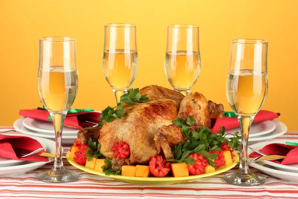 Bankettbord med stekt kyckling på orange bakgrund närbild. Thanksgivin — Stockfoto