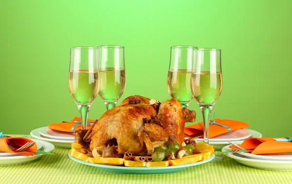 Banquet table with roasted chicken on green background close-up. Thanksgivi — Stock Photo, Image