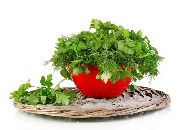 Olla roja con perejil y eneldo en cuna de mimbre aislada en blanco —  Fotos de Stock