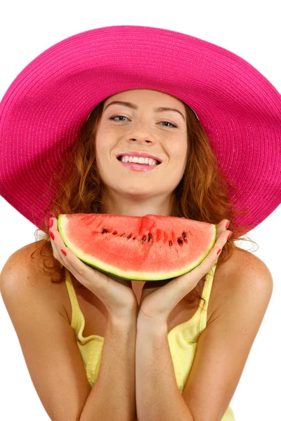 Lächelnd schönes Mädchen mit Strandhut und Wassermelone isoliert auf weiß — Stockfoto